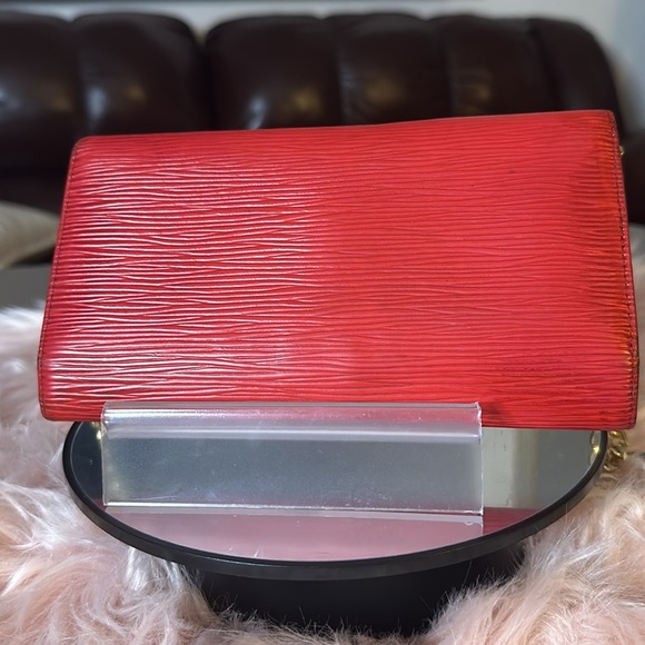 Louis Vuitton Red EPI Long Snap Sarah Wallet - Picture 13 of 13